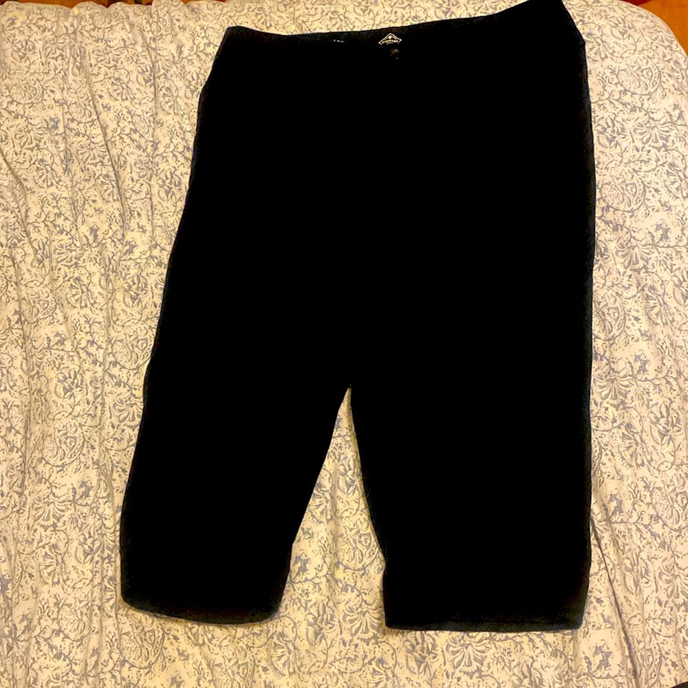 Black capris